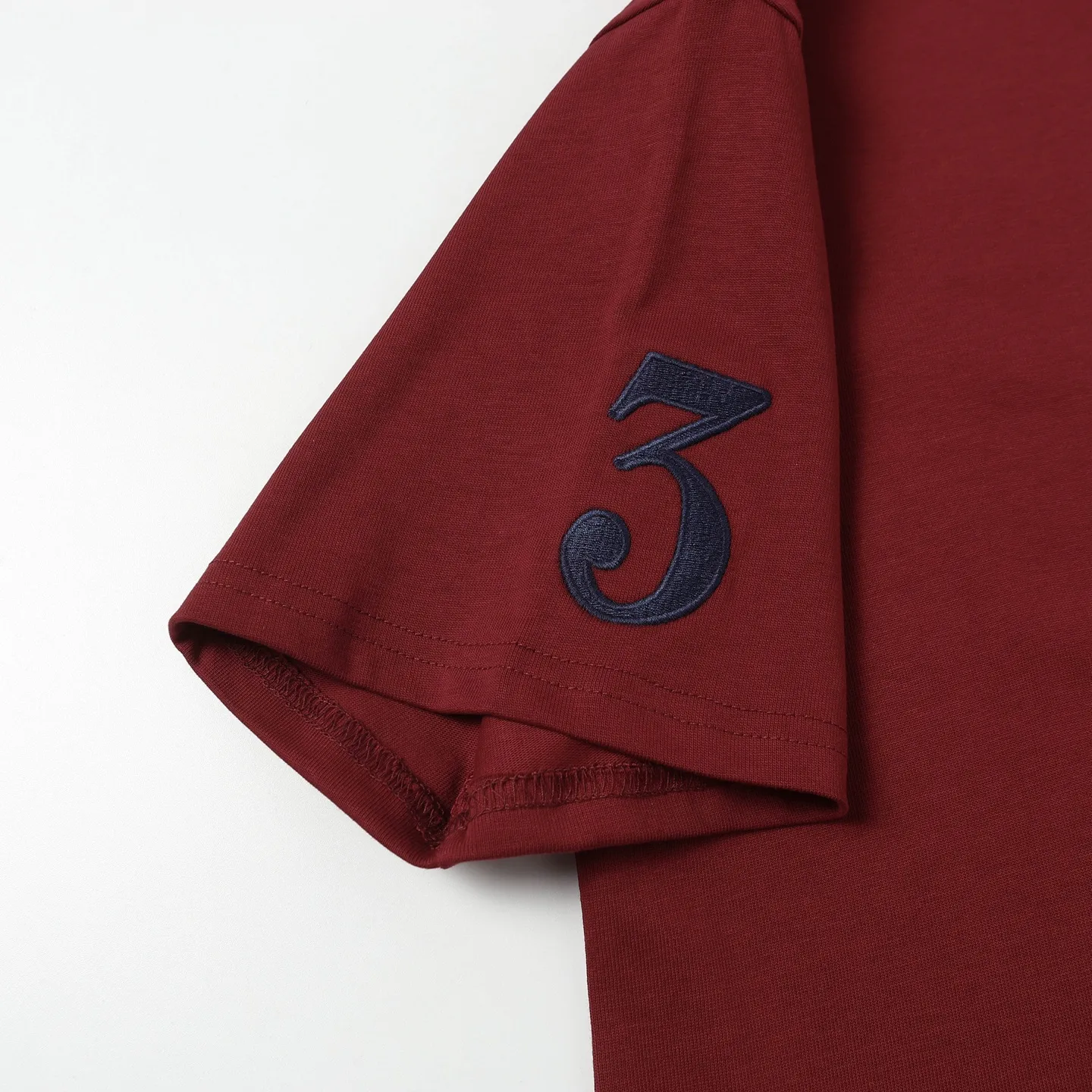P130 Style number: A001 Brand reputation: Ralph Lauren is an internationally renowned high-end fashion brand, representing quality, style and status. Wearing its short sleeves can highlight consumers' taste and identity. Classic design: The brand has unique and enduring classic design elements, such as the polo logo, iconic color combinations, etc., which are both fashionable and recognizable. High-quality fabric: Made of double yarn 280g fabric, usually made of high-quality cotton fabric, which is soft, breathable, and sweat-absorbent, comfortable to wear, and suitable for various occasions and seasons. Exquisite craftsmanship: Pay attention to detail processing and production technology, neat stitching, and tailoring to ensure the durability and beauty of the clothing. Diversified styles: covering a variety of styles from casual to formal, simple to gorgeous, meeting the individual needs and wearing scenarios of different consumers. Strong matchability: Can be matched with a variety of bottoms, jackets and accessories to easily create a variety of different fashion looks. Inheritance and innovation: While maintaining the traditional charm of the brand, we constantly innovate designs and incorporate new fashion elements to keep our products attractive. Brand values: The American lifestyle and positive values ​​conveyed by Ralph Lauren are also recognized and yearned for by consumers. Color: Black White Gray Blue White Blue Red Pink Sky Blue Bean Green Burgundy Complete Sizes: S, M, L, XL,
